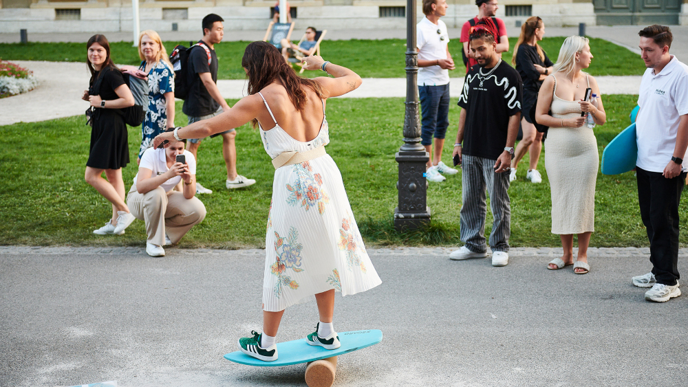 Junge Frau surft auf Balance Board.