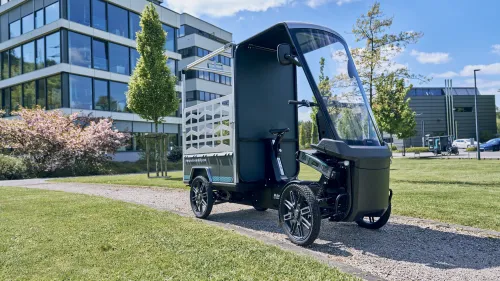 Cargo WORK auf einen Weg in der Grünanlage vor einem Glasgebäude