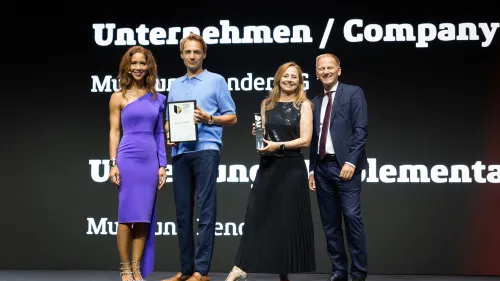 Martina Lewis und Jakub Fukacz nehmen den Best of Best Award entgegen.