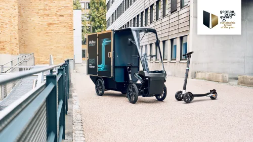 Cargo PACK und XBoard vor orangener modernen Gebäuden mit orangener Backsteinmauer