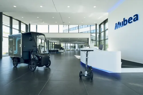 Empfangsbereich bei Mubea mit Cargo-Fahrzeug und XBoard im modernen, lichtdurchfluteten Raum