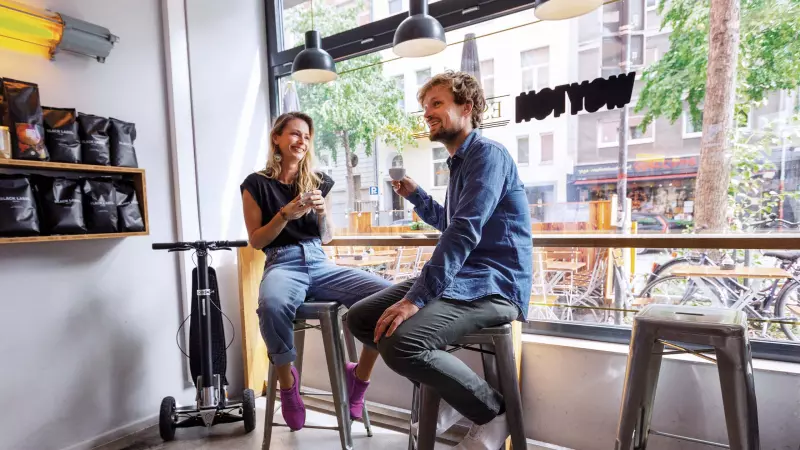 Junge Leute im Cafe mit XBoard