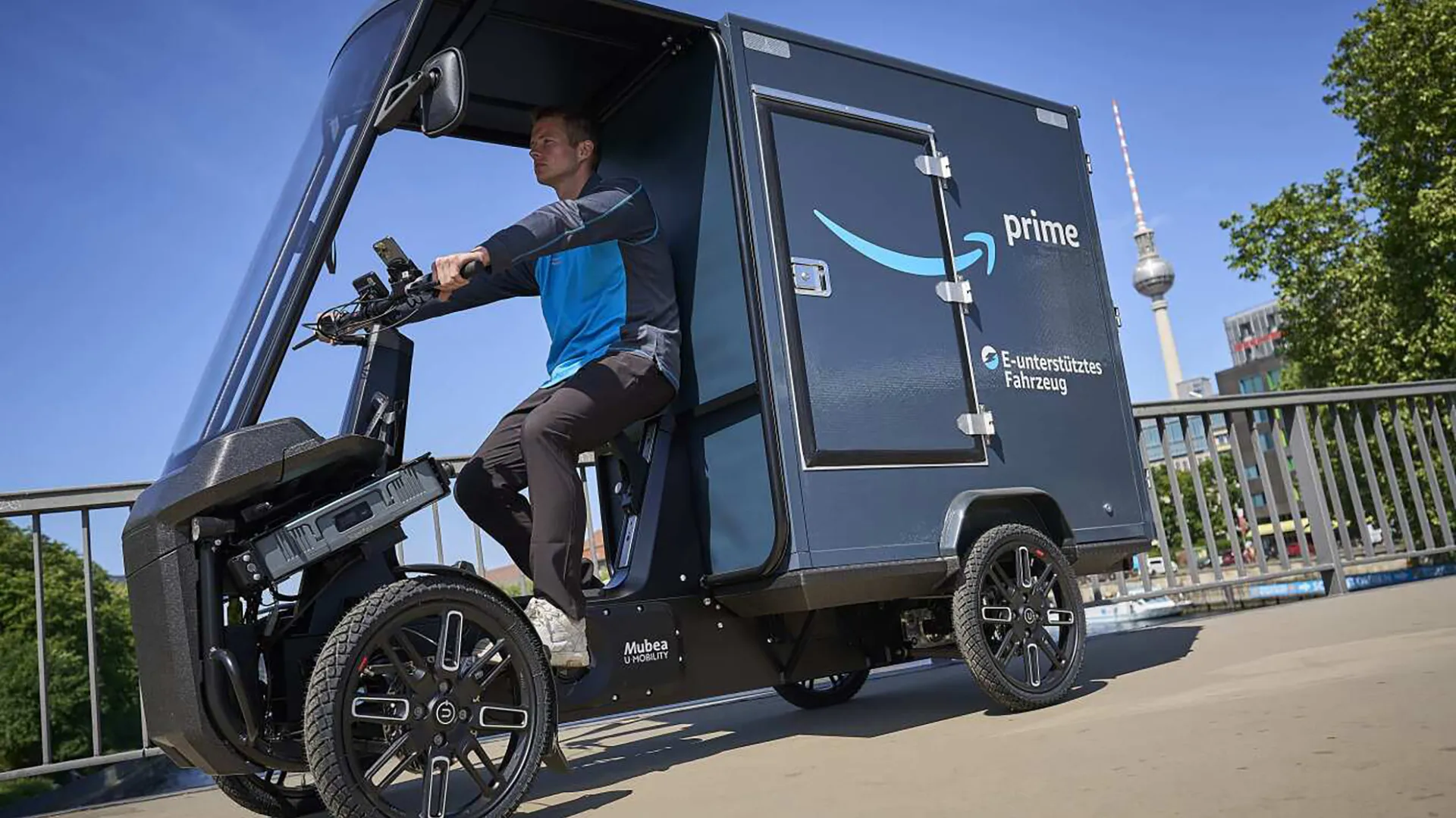 Amazon Lieferant fährt im Cargo PACK