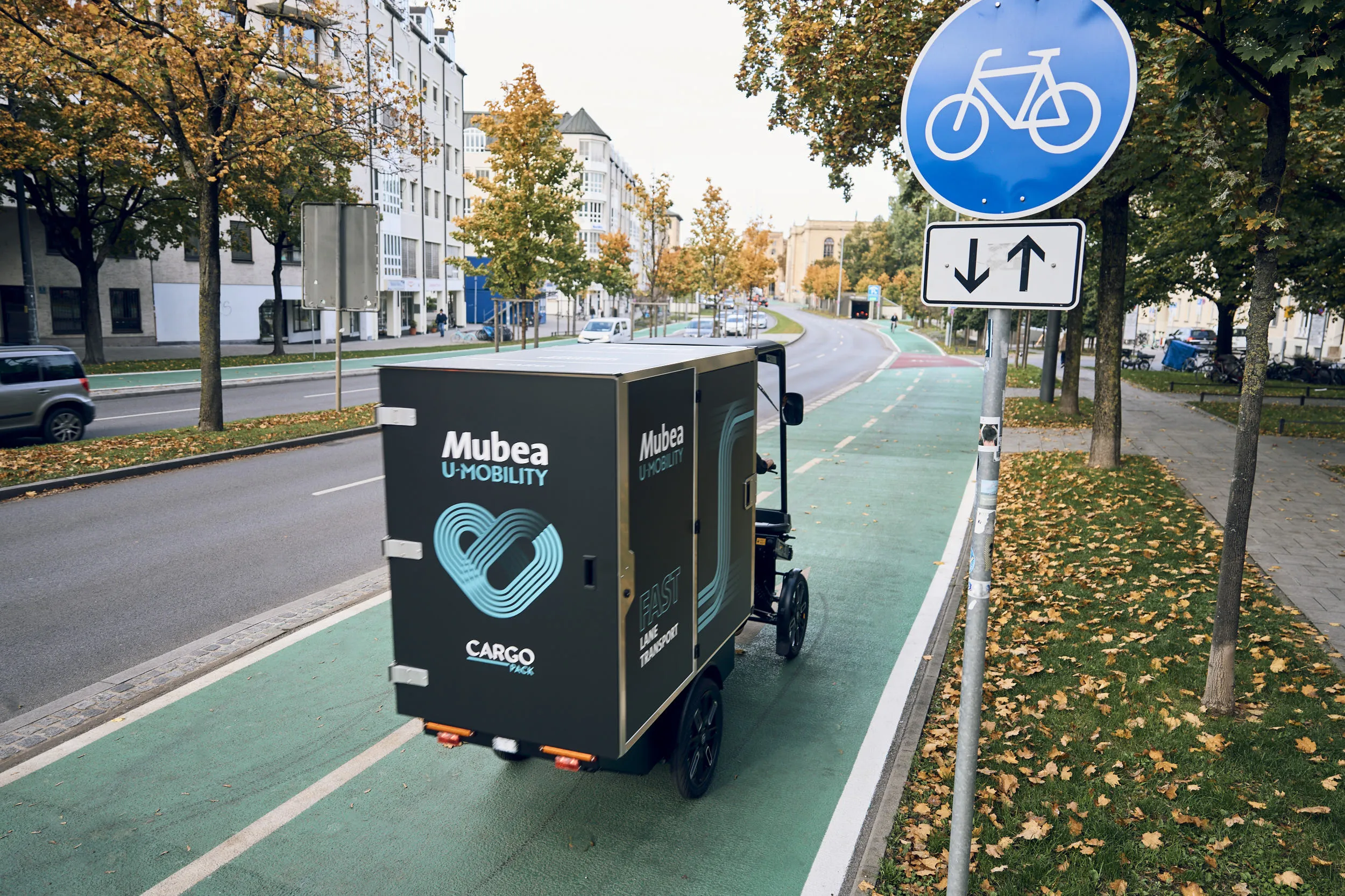 Der PACK auf dem grünen Fahrradweg in der Stadt
