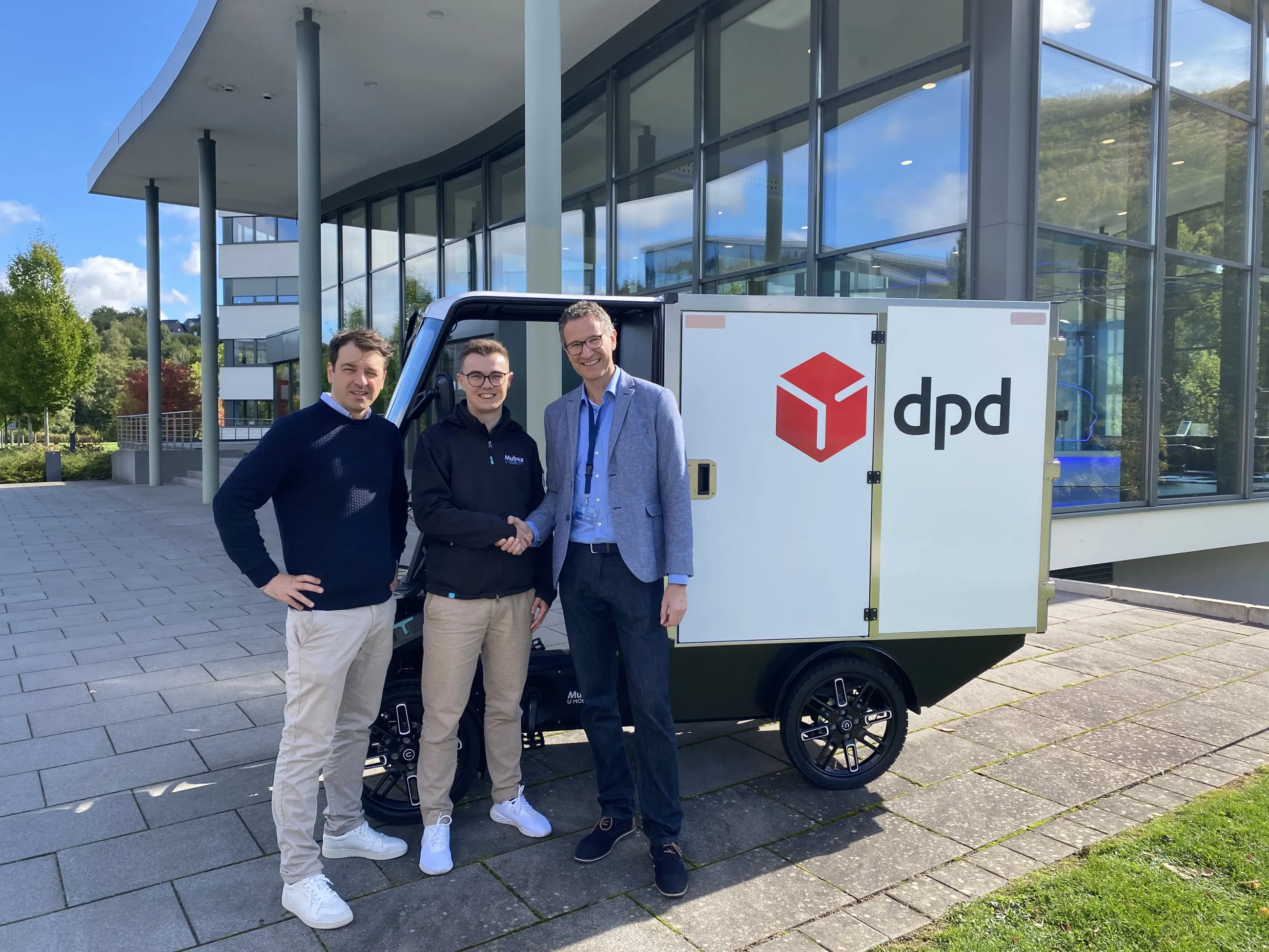 Vertreter von Mubea U-Mobility und DPD Deutschland beim Start der gemeinsamen E-Cargobike-Flotte