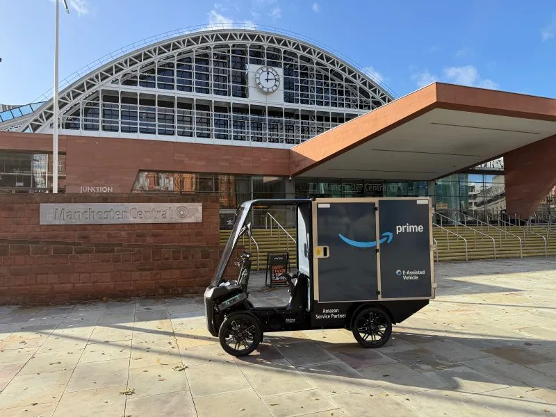 Amazon-Lastenrad vor dem Manchester Central Convention Complex an einem sonnigen Tag.