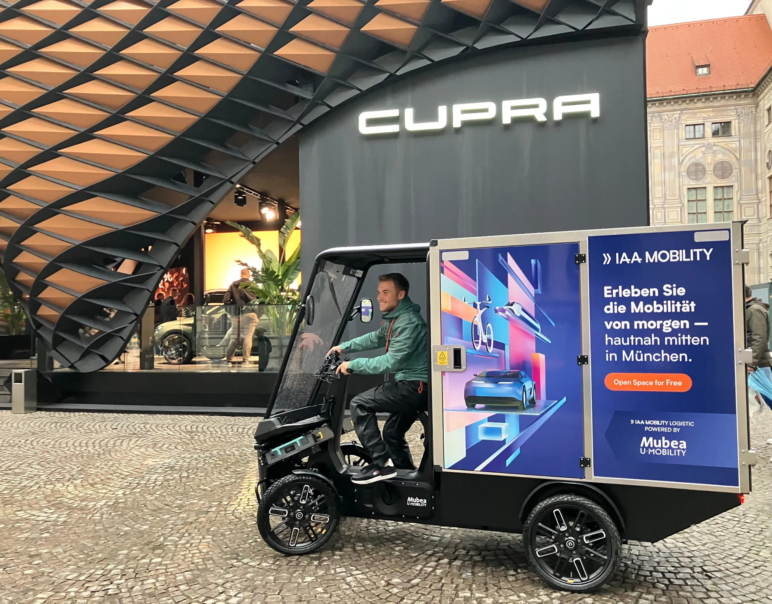 E-Cargobike von Mubea U-Mobility vor CUPRA-Pavillon bei der IAA Mobility in München.