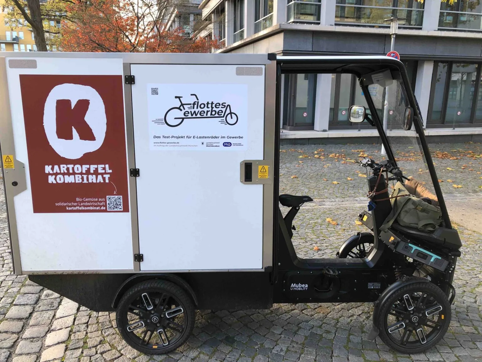 Seitenansicht des elektrischen Cargobikes.