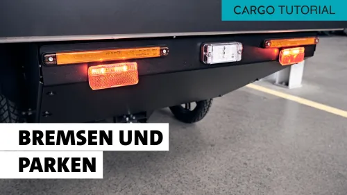 Detailaufnahme Cargo von hinten mit leuchtenden Bremslichtern