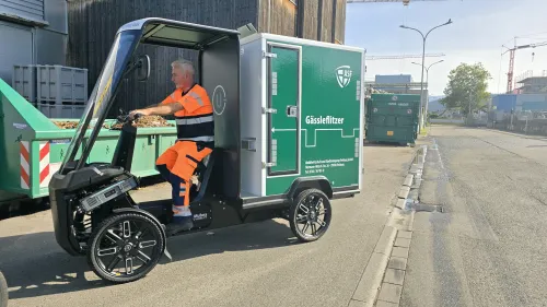 Mitarbeiter Abfallwirtschaft fährt mit Lastenrad mit dem Aufdruck "Gässleflitzer"