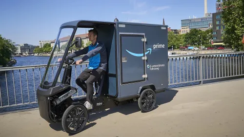 Amazon-Lieferant mit Cargo PACK in Berlin auf einer Brücke.