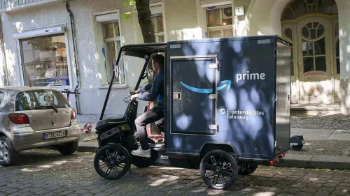 Amazon-Lieferant parkt in der Innenstadt mit Cargo PACK.