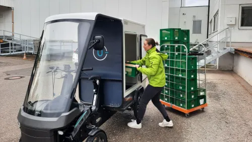 Mitarbeiterin von "Rollende Gemüsekiste" beim Einpacken des Cargo PACKs