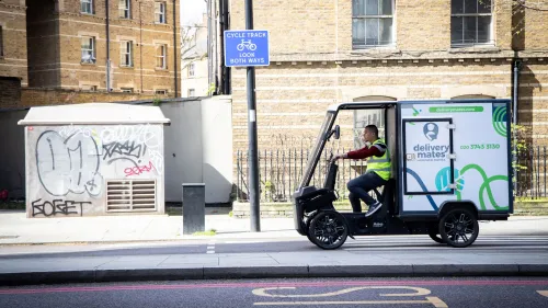 Mitarbeiter von Delivery Mates mit Mubea Cargo PACK, das mit deliverymates Logo foliert ist.