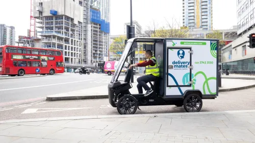 Mitarbeiter Delivery Mates mit Mubea Cargobike in Londoner Innenstadt im Stadtverkehr 