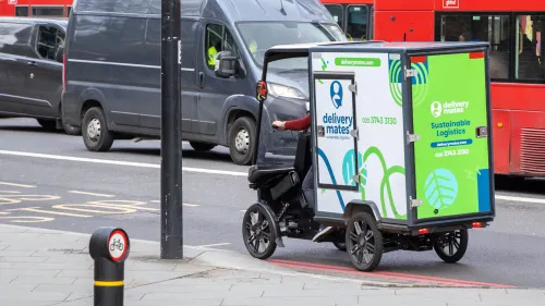 Mitarbeiter Delivery Mates mit Mubea Cargobike in Londoner Innenstadt im Stadtverkehr 