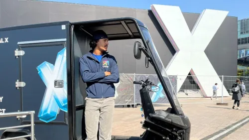 Digital X 2024: Crewmitglied steht vor Lastenrad vor dem Gebäude der Digital X