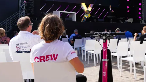 Digital X 2024: XBoard mit Telekom Aufdruck zusammengeklappt mit Zuschauer bei der Digital X