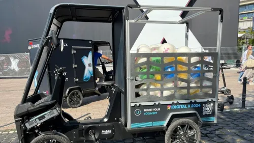 Digital X 2024: Cargobike von der Seite. Auch E-Scooter sind zu sehen
