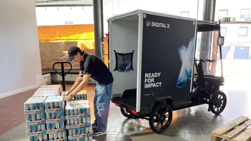 Digital X 2024 PACK wird von Crewmitglied mit Erfrischungsgetränken beladen