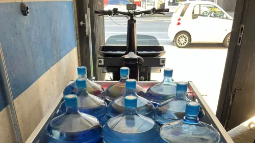 Digital X 2024: PICK UP mit Wassergallonen