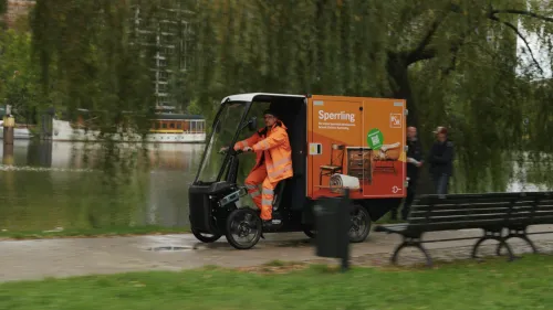 A BSR employee rides through the park on the orange Mubea cargo bike ‘Sperrling’.