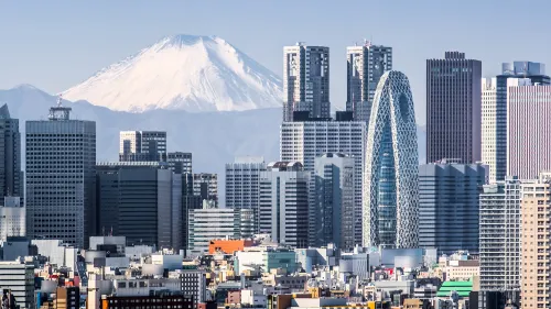 Seitenansicht des Tokyo Shinjuku Gebäude und dem Berg Fuji im Hintergrund