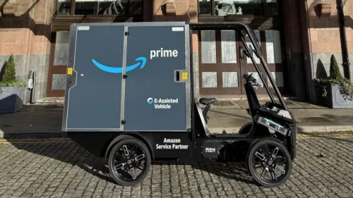 Amazon-Cargobike vor dem historischen Midland Hotel in Manchester bei sonnigem Wetter.