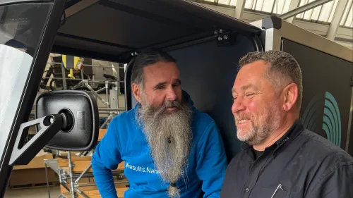 Zwei Männer unterhalten sich am eCargobike in der Mubea U-Mobility Produktion in Attendorn.