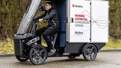 Junger Mann fährt Würth E-Cargobike.