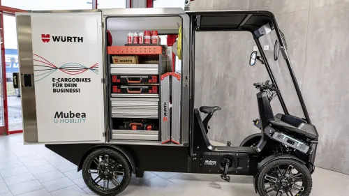 Seitenansicht eines E-Cargobikes mit Würth Folierung