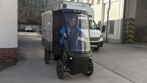 Cargobike im Einsatz am Amazon Microhub Berlin bei der Paketzustellung auf der letzten Meile in urbaner Logistik