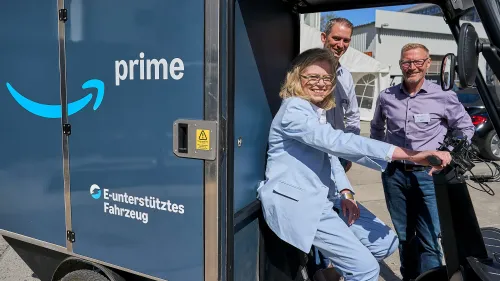 Person testet ein Amazon E-Cargobike von Mubea U-Mobility bei einer Veranstaltung.