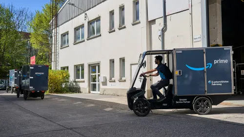 Amazon E-Cargobikes von Mubea U-Mobility im Einsatz vor einem Microhub.