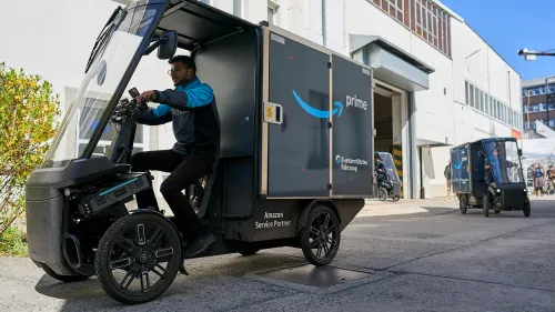 Amazon E-Cargobike von Mubea U-Mobility vor einem Berliner Microhub im Einsatz.