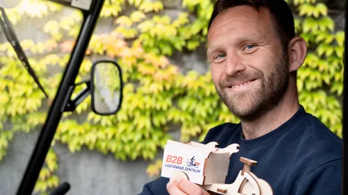 Konrad Martin zeigt ein Modell des B2B Lastenrad Zentrums im Mubea E-Cargobike