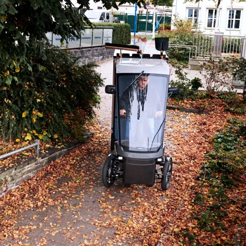 E-Cargobike fährt ohne Probleme durch enge herbstliche Gassen.