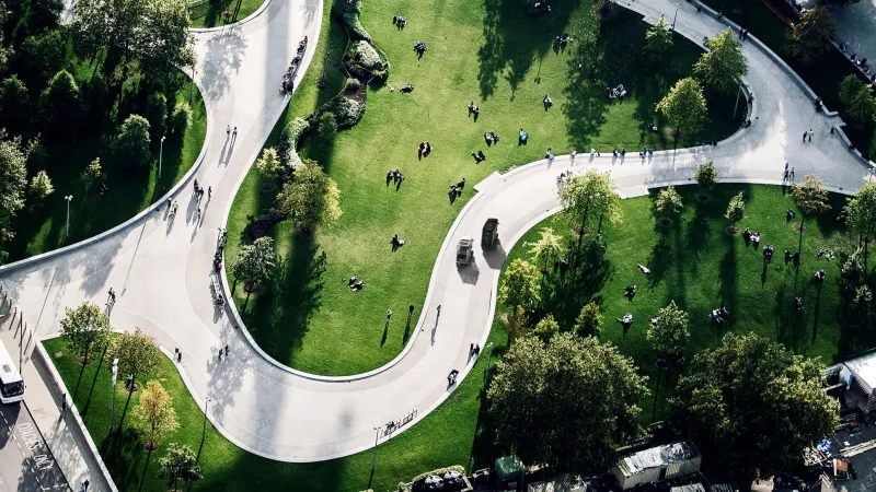 City Park Aerial von oben, zwei E-Cargobikes fahren durch die verwundenen Wege.