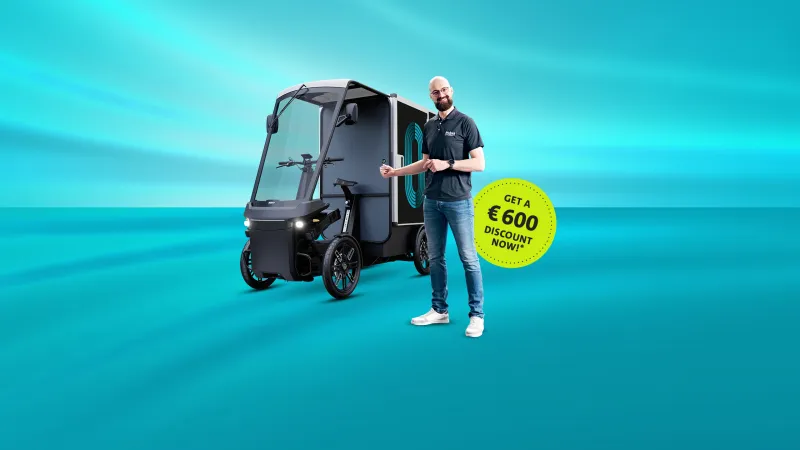 Man presenting an electric cargo vehicle alongside a €600 promotional discount*